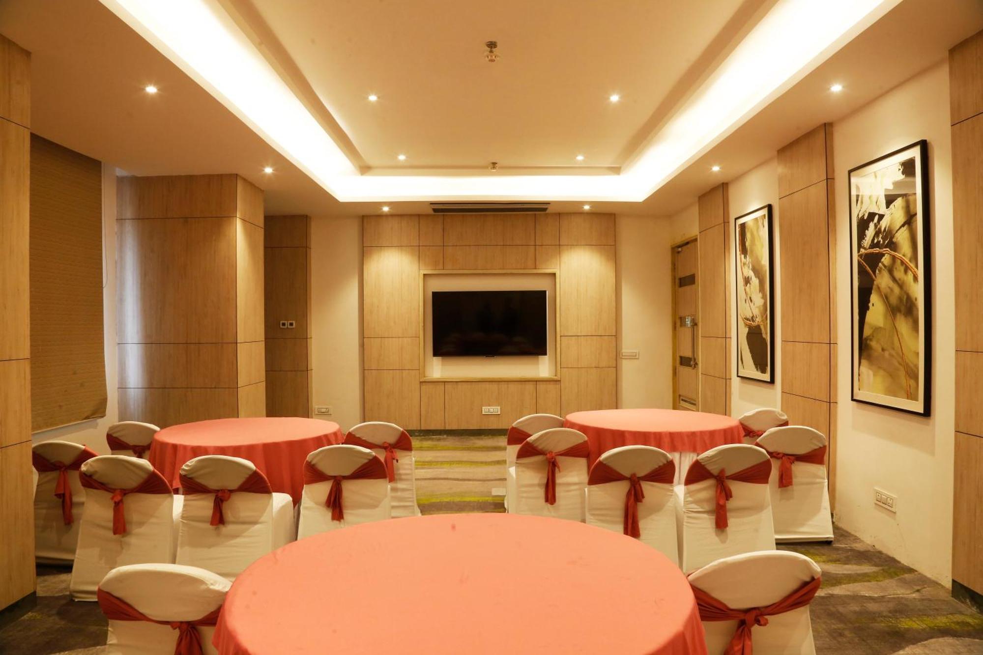 Tulip Inn Zirakpur Extérieur photo